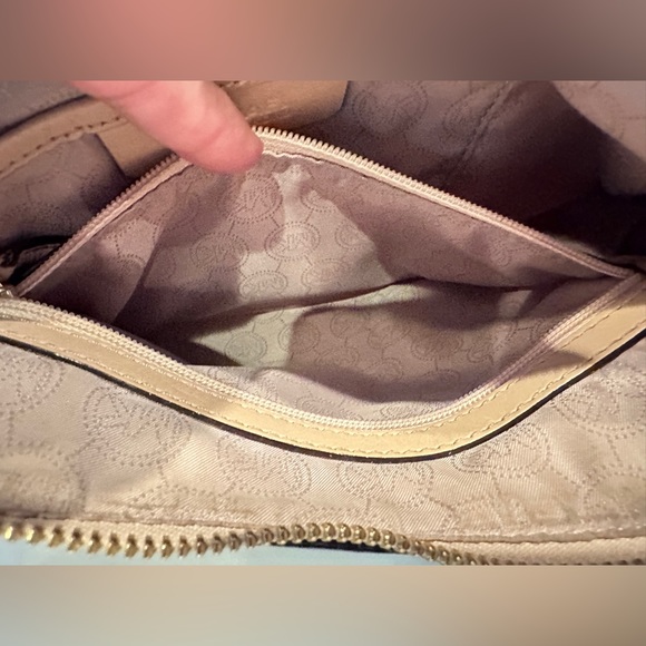 Michael Kors Jet Set Signature Vanilla PVC Shoulder Bag - Picture 11 of 12